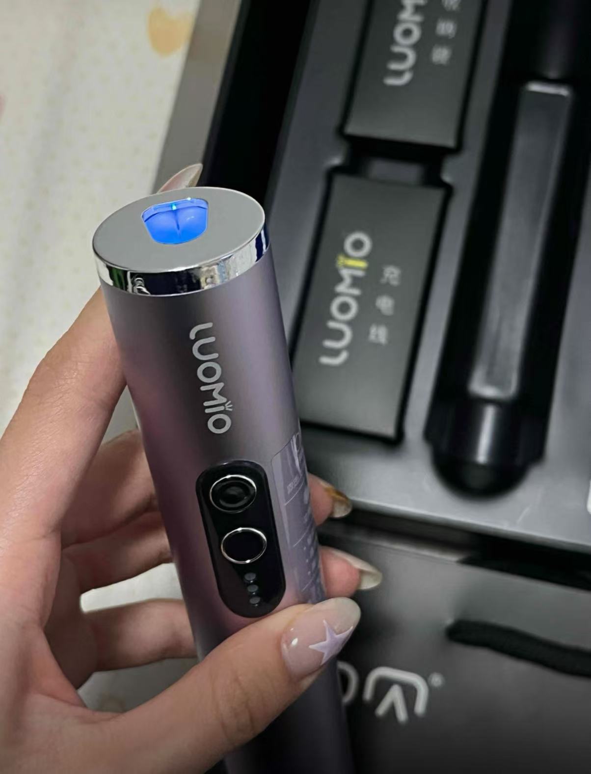 首創一鍵伸縮殺菌電動牙刷