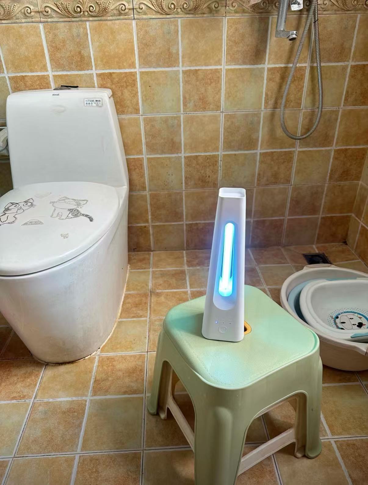 Wireless portable UV lamp for mothers and babies
