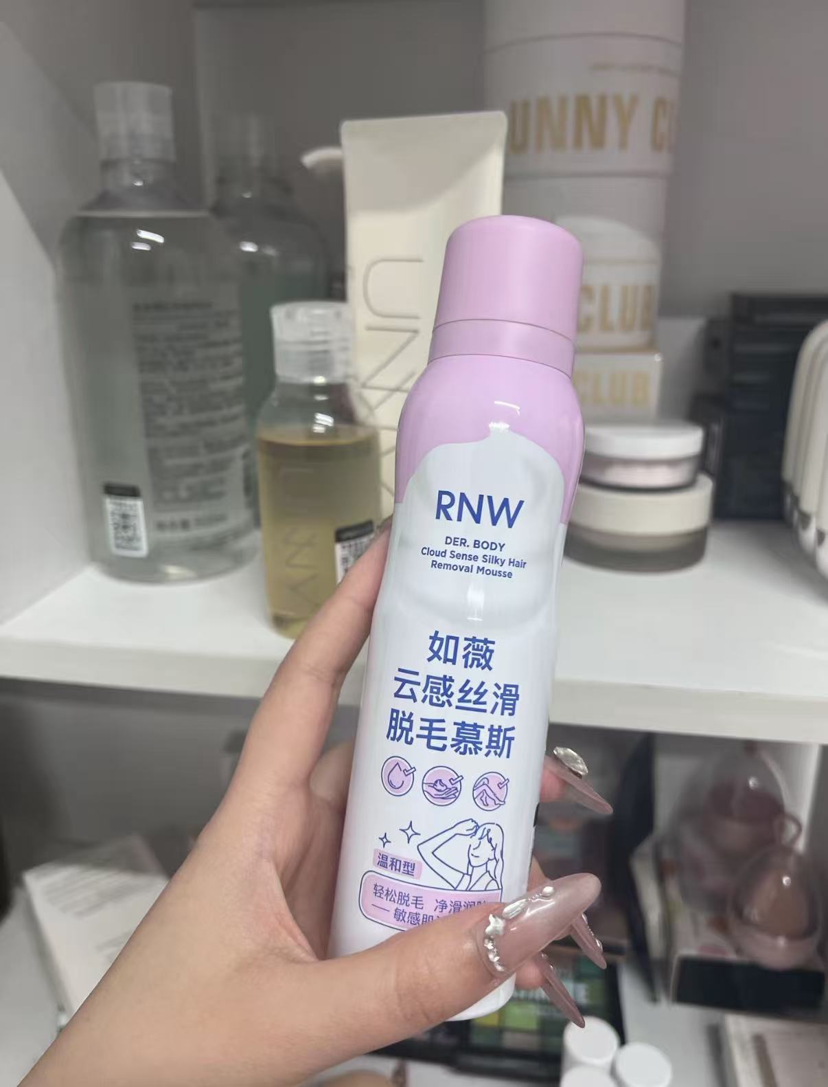 Cloud-like silky hair removal mousse