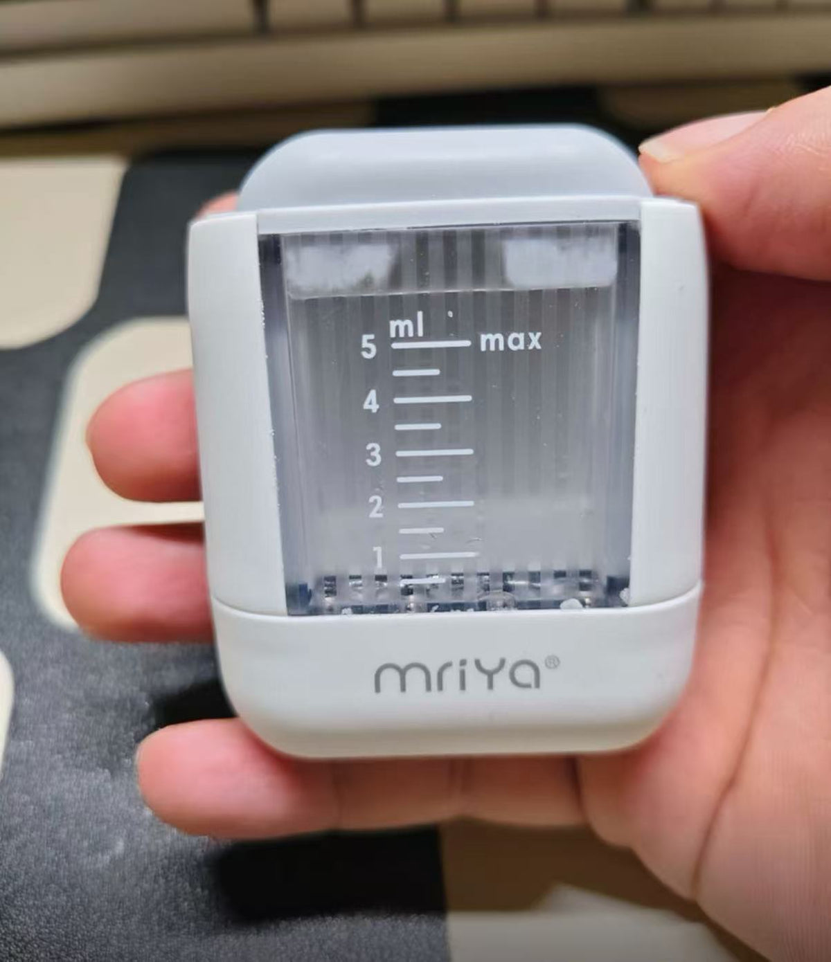 Mriya震動出液梳頭皮上液器