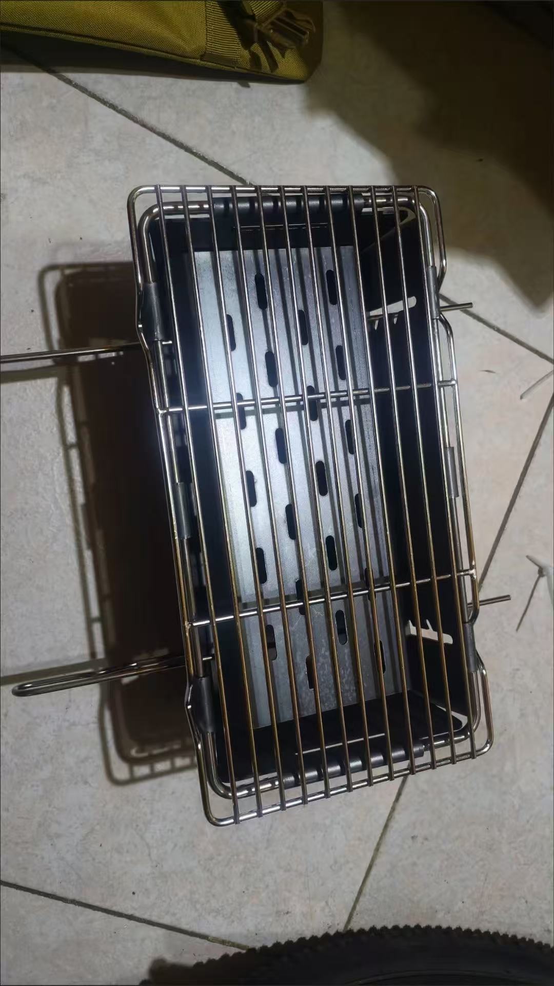 A foldable grill that collapses in one second, a portable thickened charcoal grill.