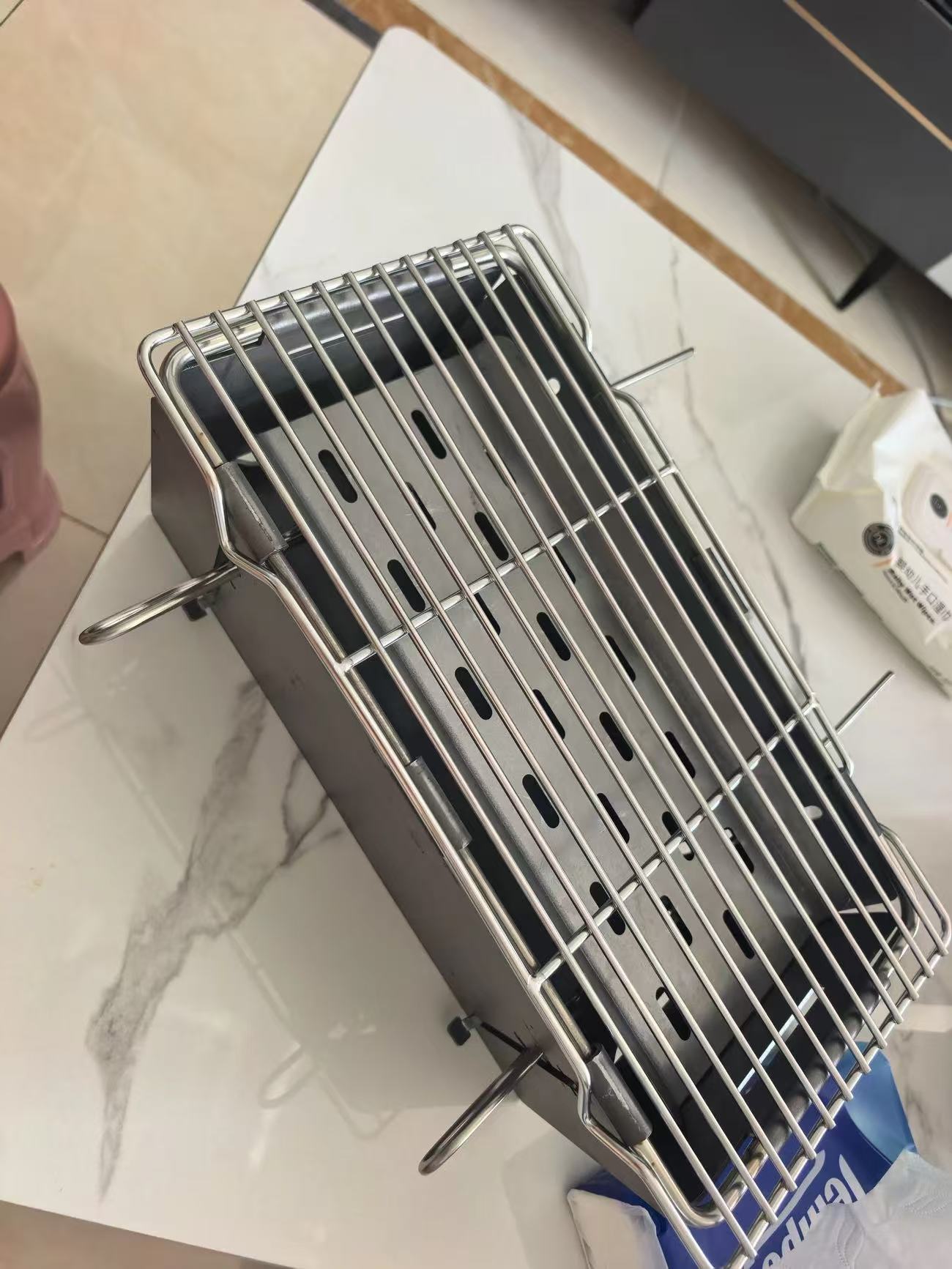 A foldable grill that collapses in one second, a portable thickened charcoal grill.
