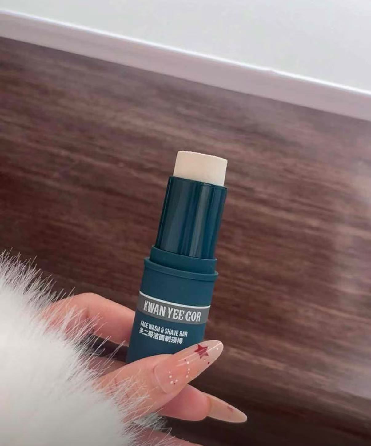 Men's refreshing facial cleansing shaving stick