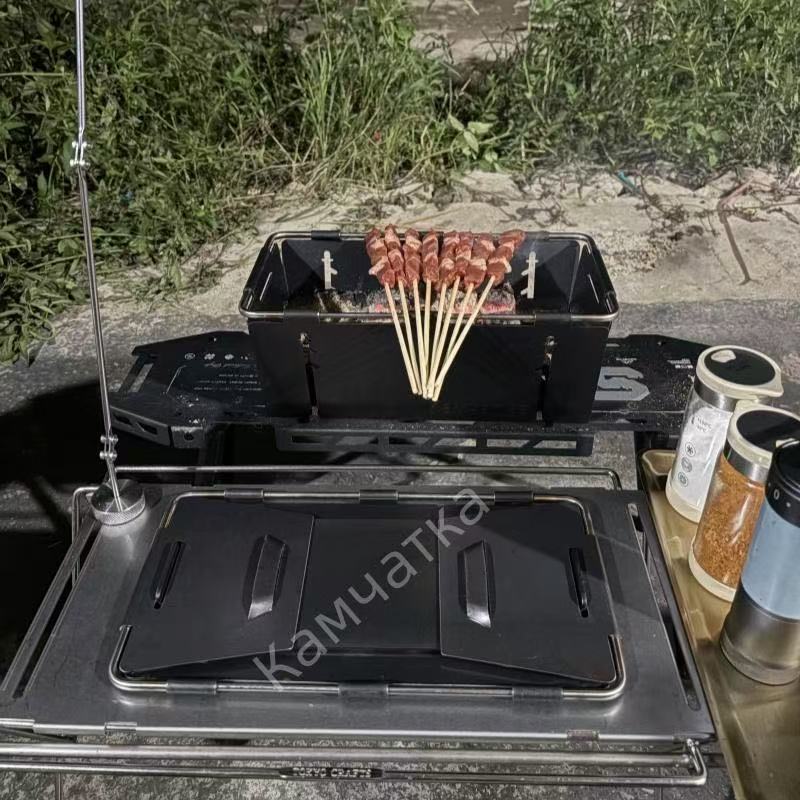 A foldable grill that collapses in one second, a portable thickened charcoal grill.