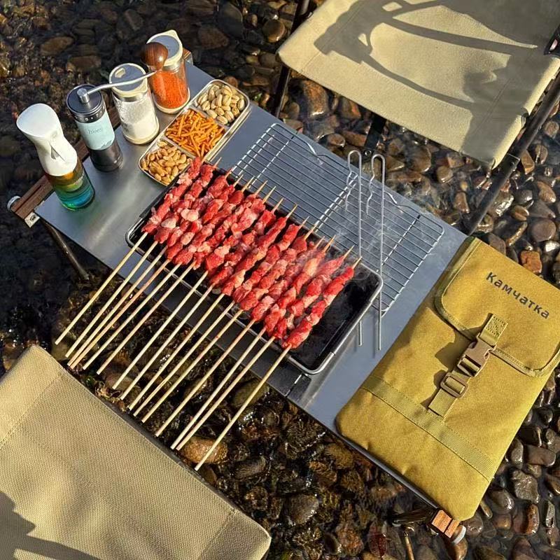 A foldable grill that collapses in one second, a portable thickened charcoal grill.