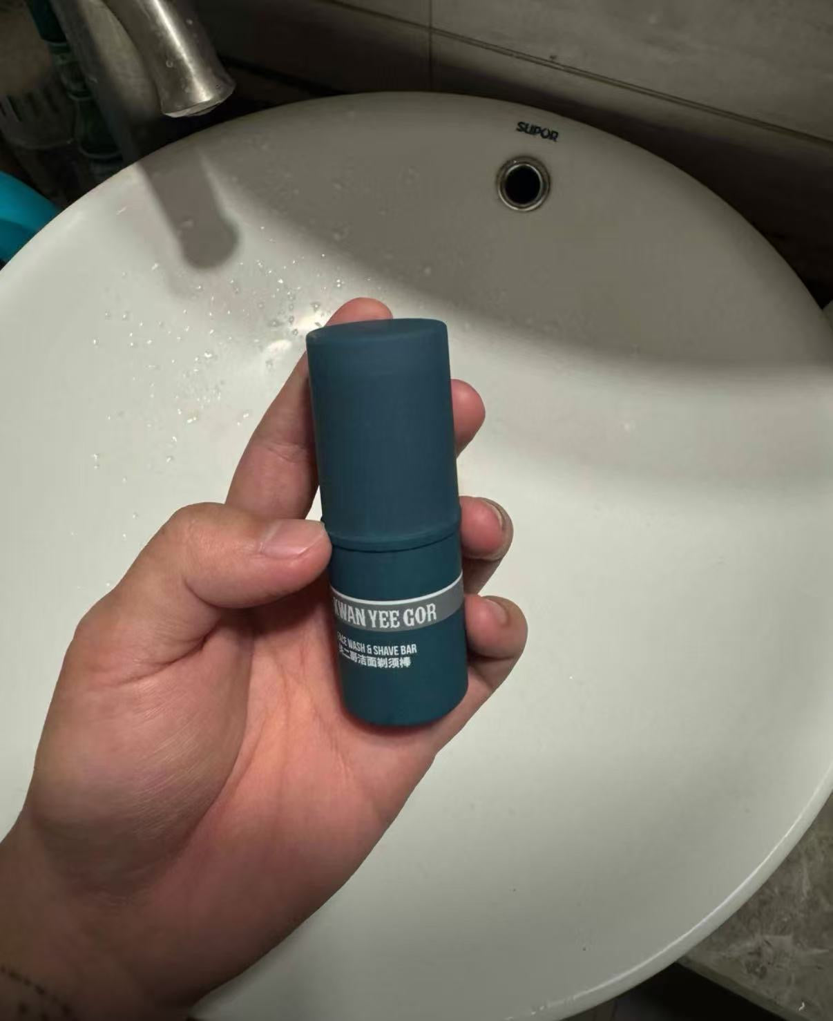 Men's refreshing facial cleansing shaving stick
