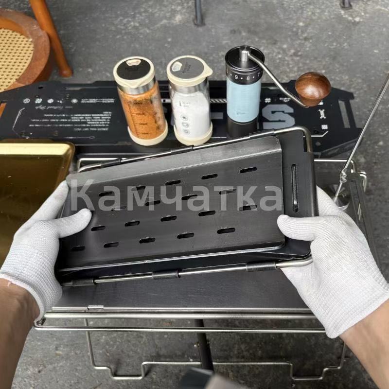 A foldable grill that collapses in one second, a portable thickened charcoal grill.