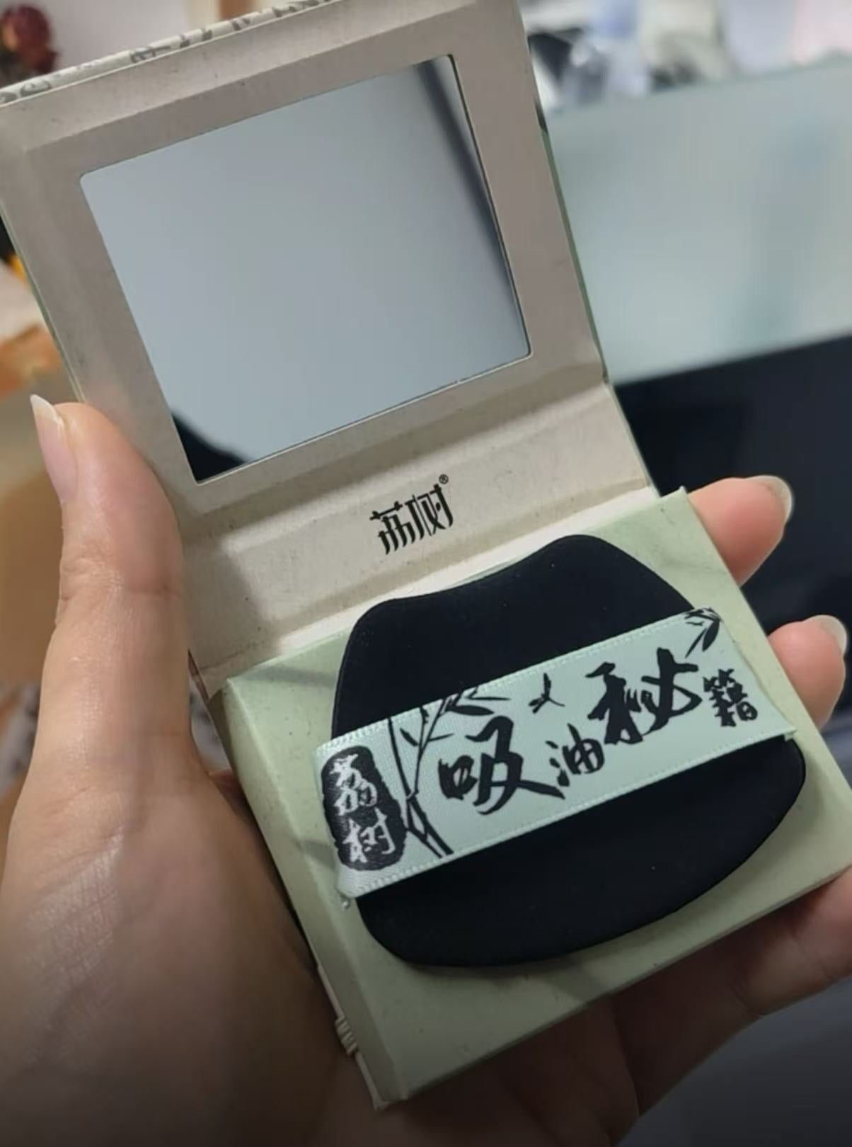 Oil-absorbing secrets: oil-absorbing sheets (with mirror and powder puff)