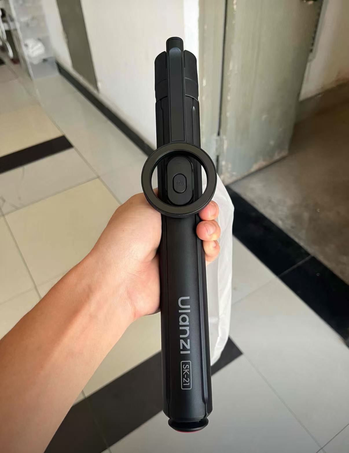 SK-21 One-Touch Open/Close Magnetic Phone Holder with Automatic Pop-Up Floor Tripod