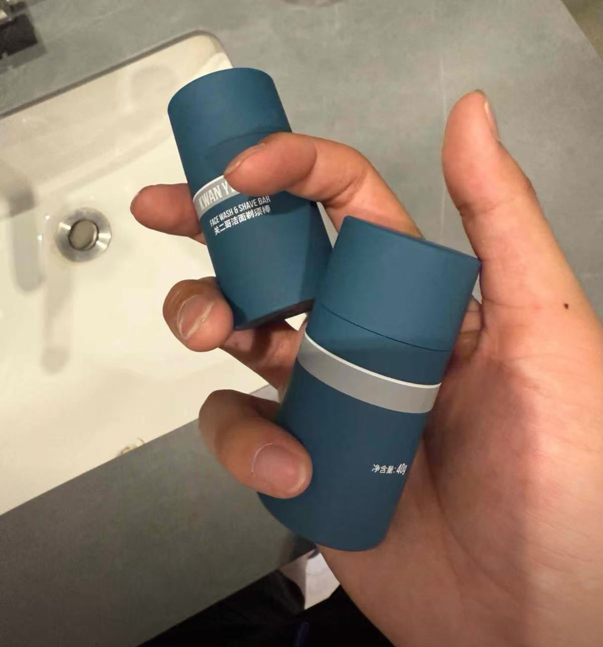 Men's refreshing facial cleansing shaving stick