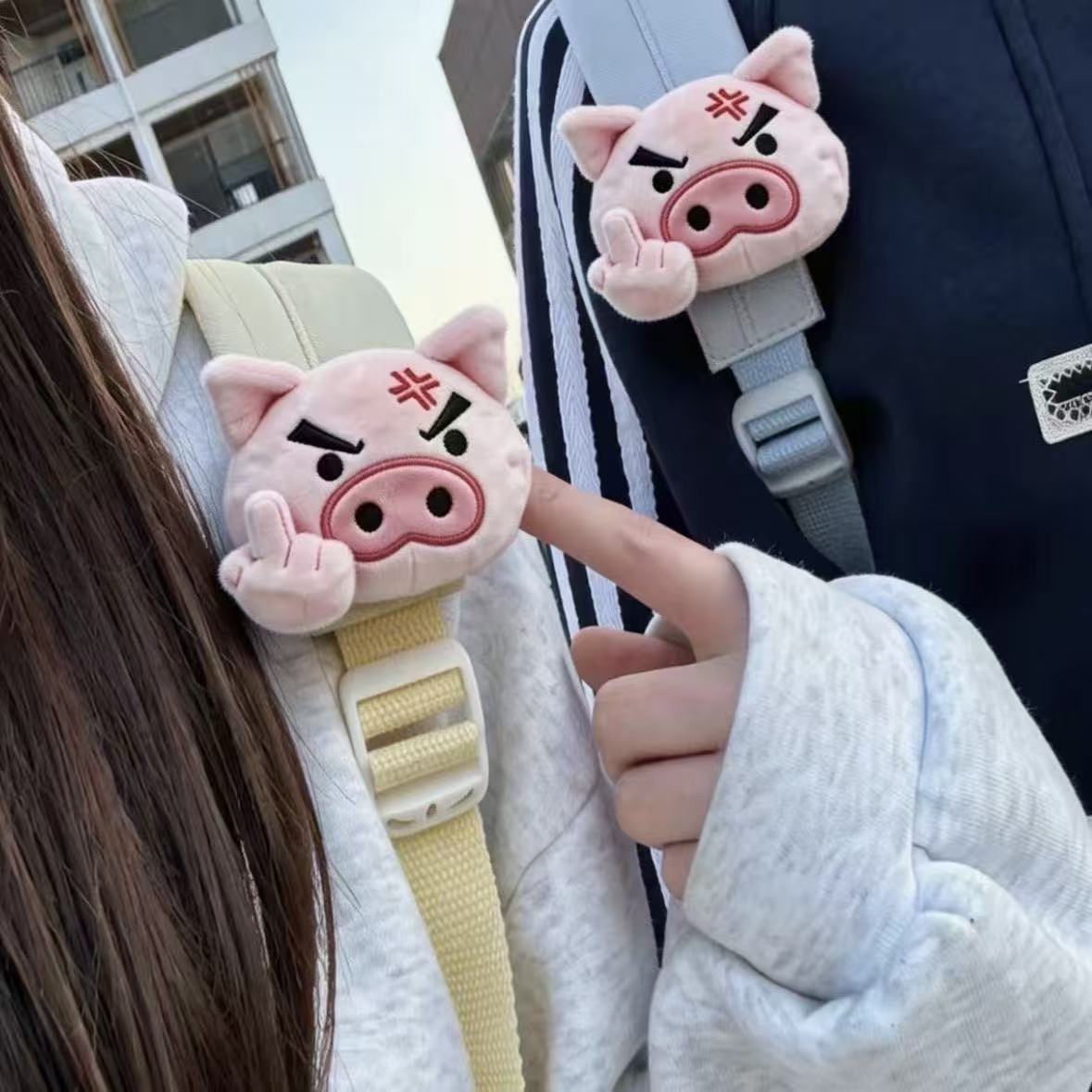 （素質豬🐷）憤怒中指小豬毛絨掛件