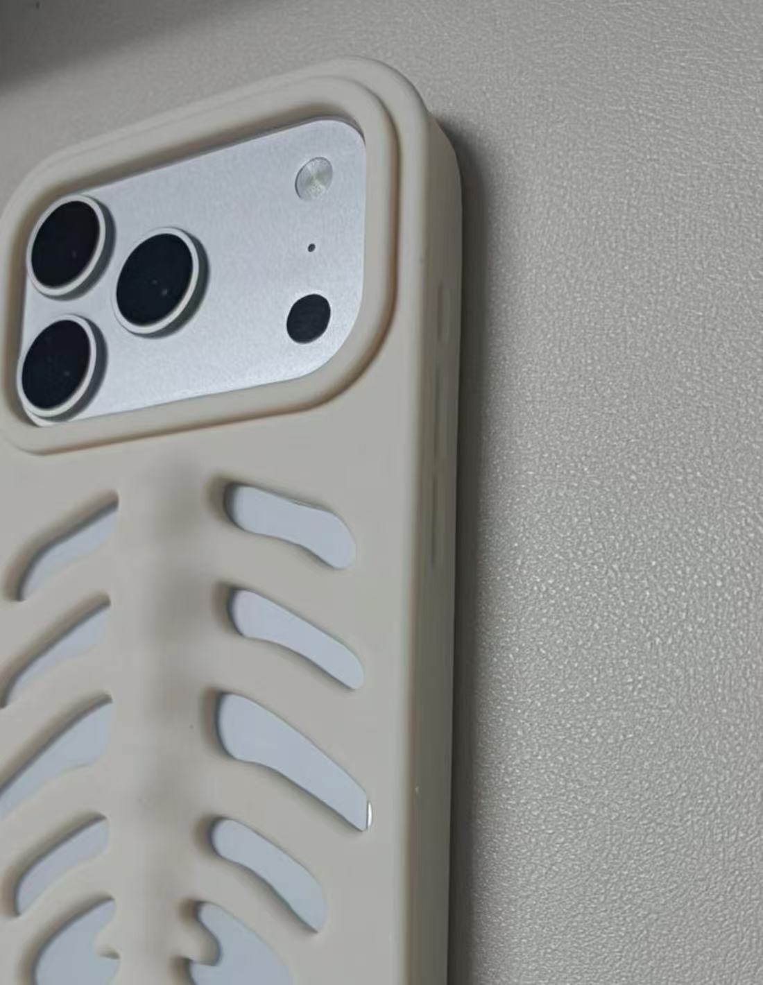 3D Creative Hollow Fishbone Phone Case (Applicable to All iPhone Models)