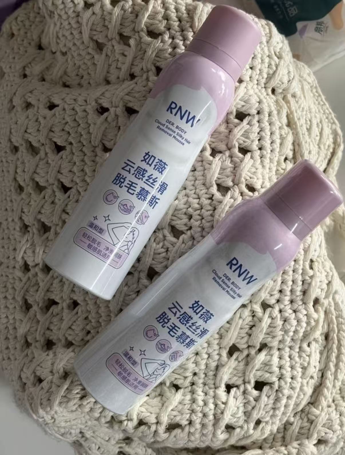 Cloud-like silky hair removal mousse