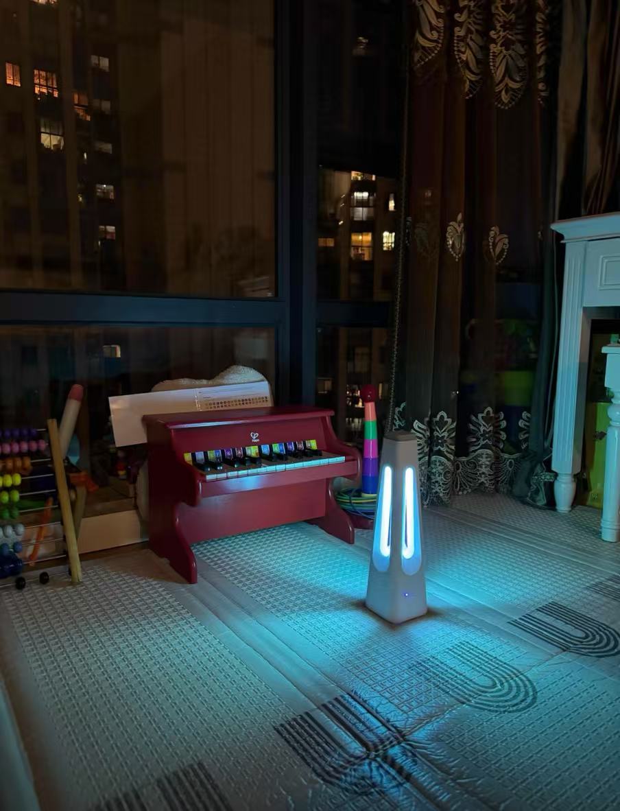 Wireless portable UV lamp for mothers and babies