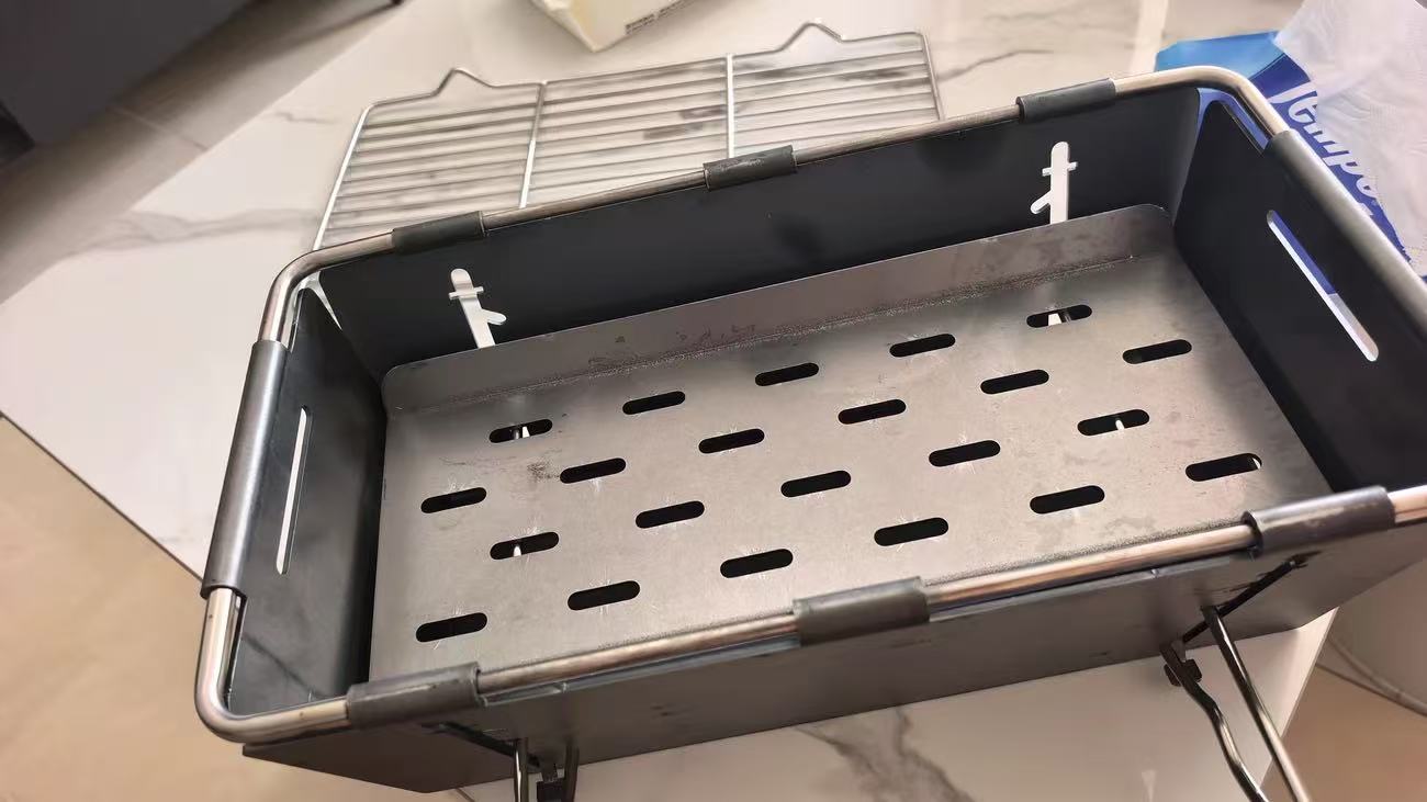 A foldable grill that collapses in one second, a portable thickened charcoal grill.
