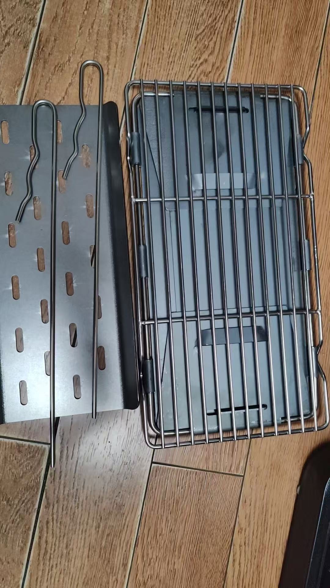 A foldable grill that collapses in one second, a portable thickened charcoal grill.