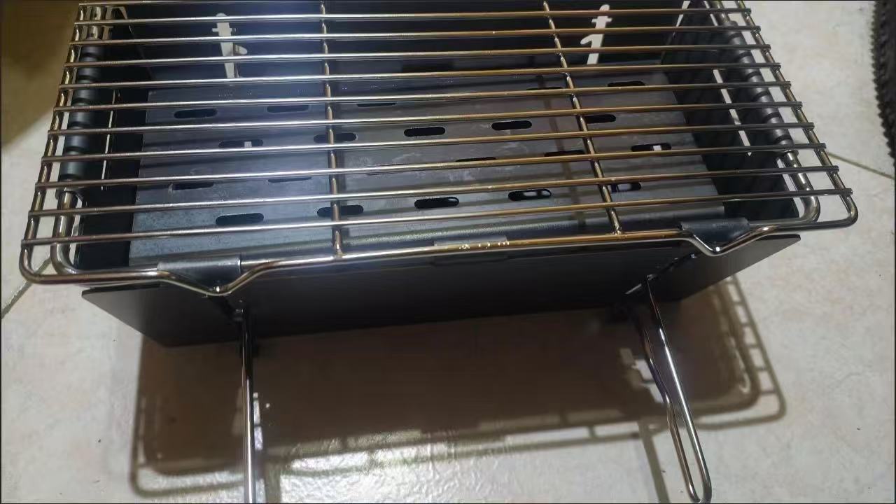 A foldable grill that collapses in one second, a portable thickened charcoal grill.