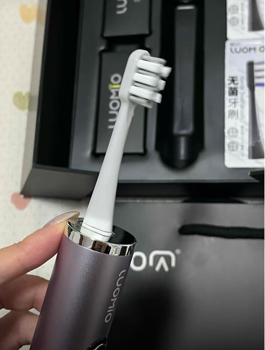 首創一鍵伸縮殺菌電動牙刷
