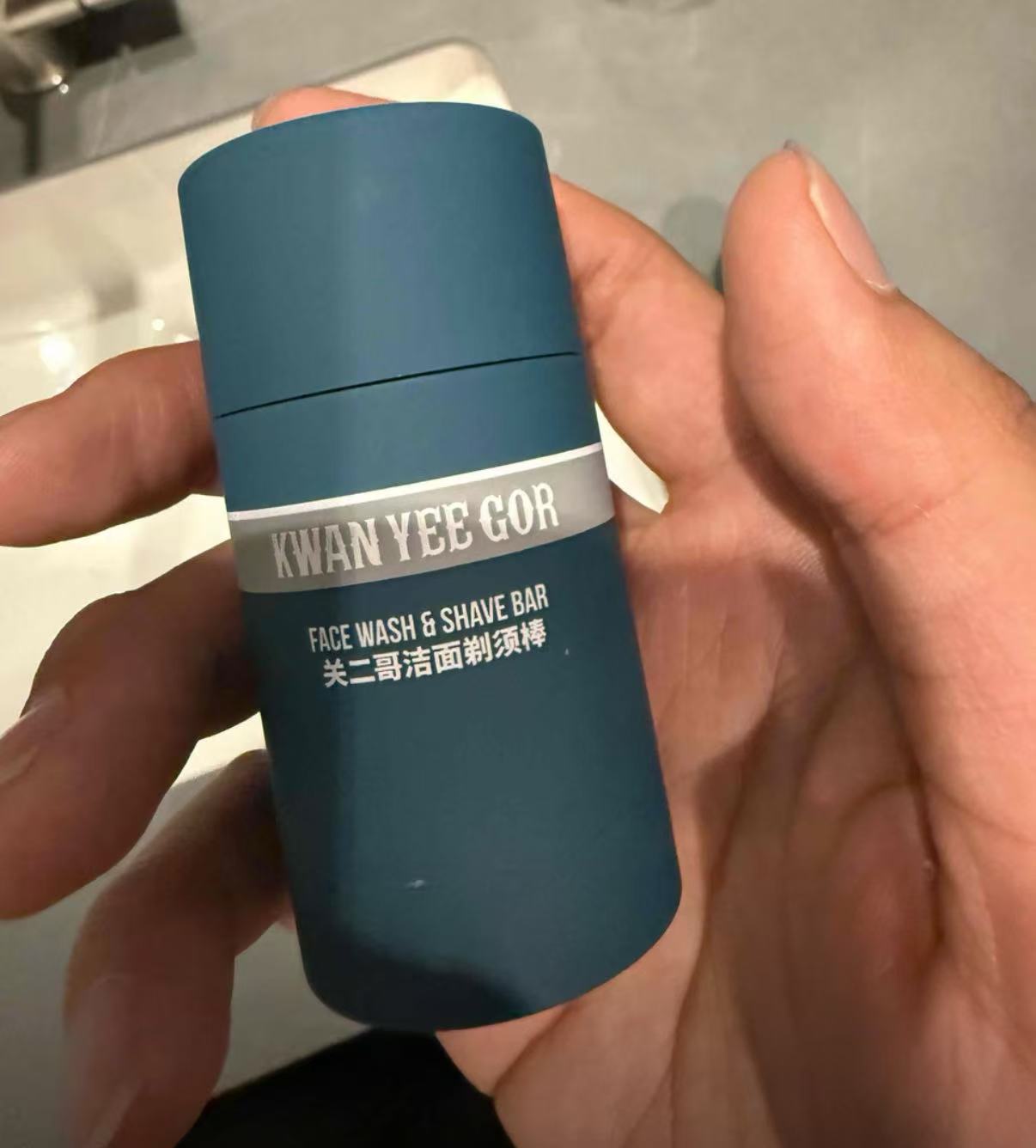 Men's refreshing facial cleansing shaving stick