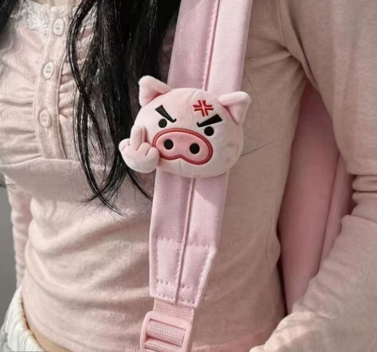 （素質豬🐷）憤怒中指小豬毛絨掛件