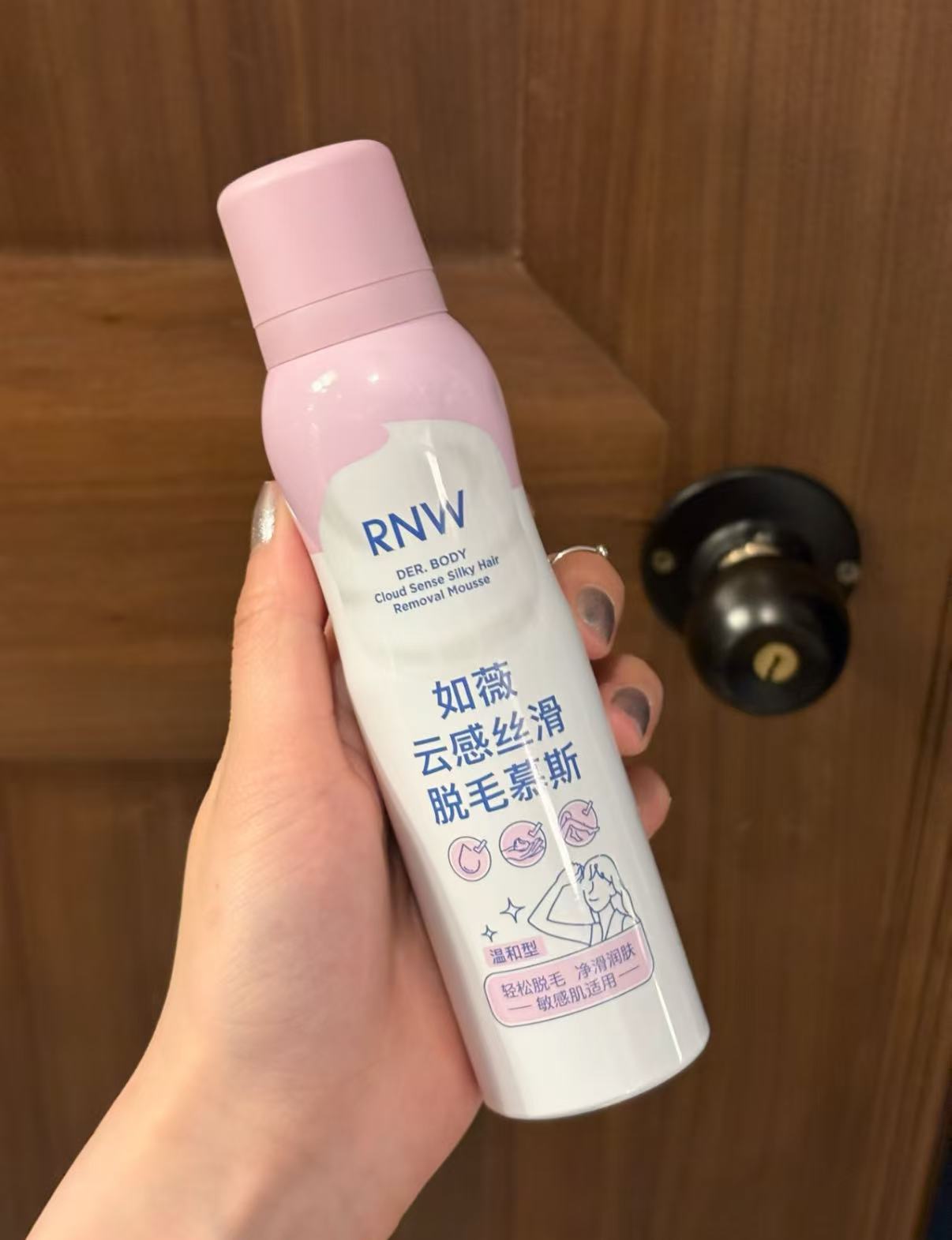 Cloud-like silky hair removal mousse