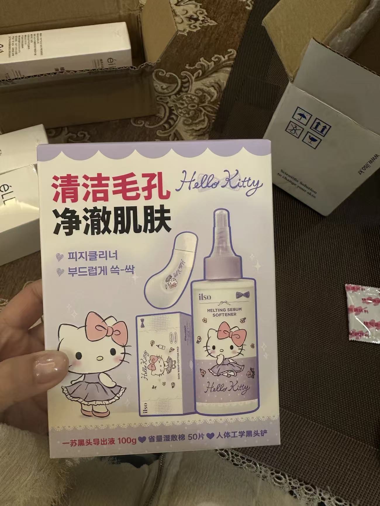 ilso × Hello Kitty 聯名黑頭導出套組