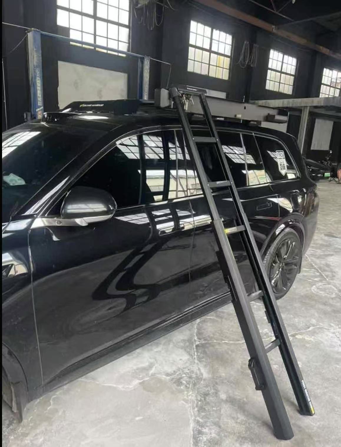車頂旋轉攀梯