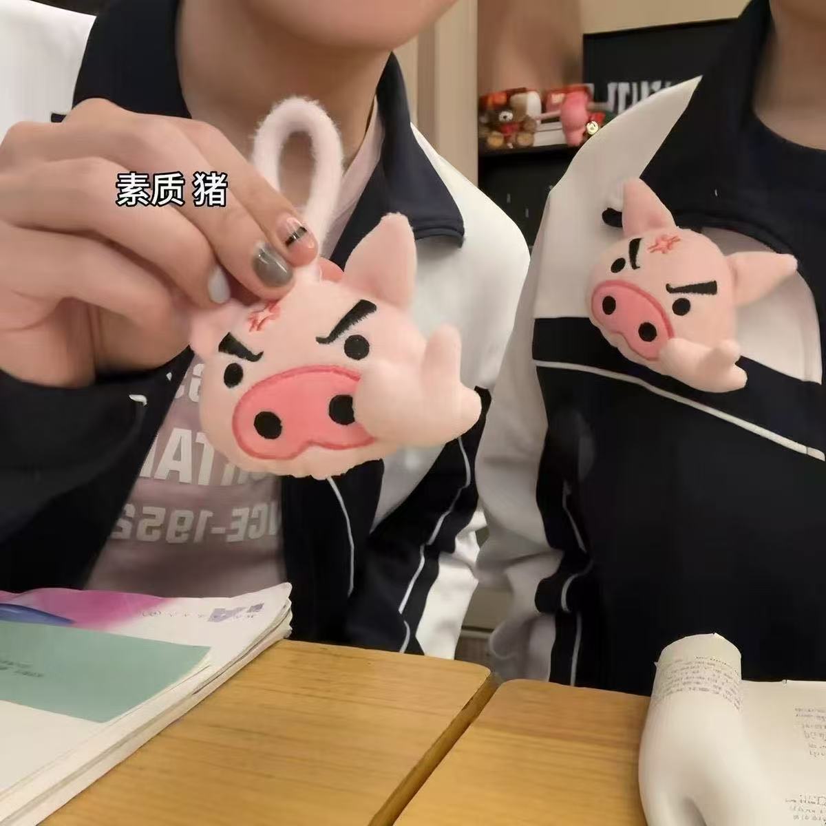 （素質豬🐷）憤怒中指小豬毛絨掛件