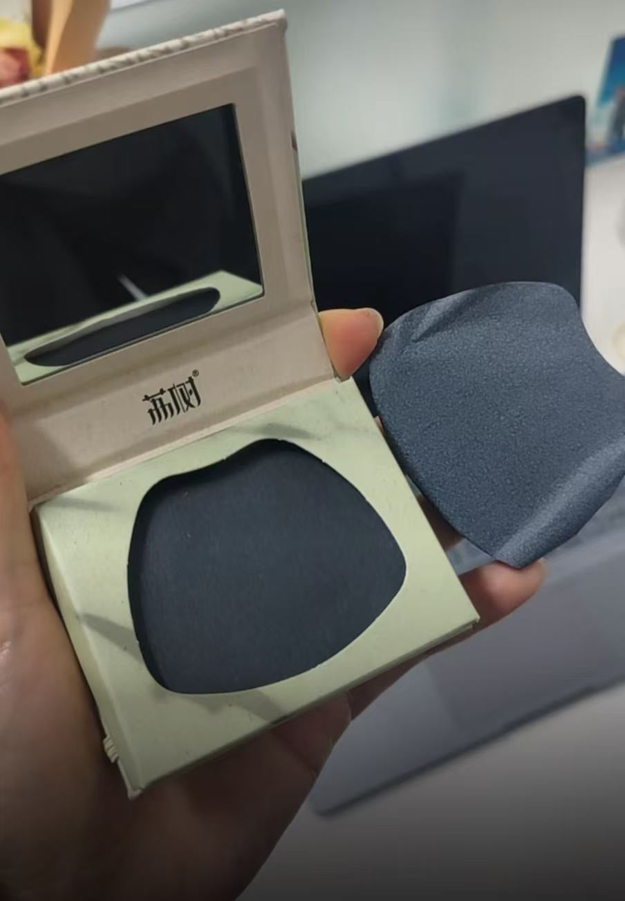 Oil-absorbing secrets: oil-absorbing sheets (with mirror and powder puff)