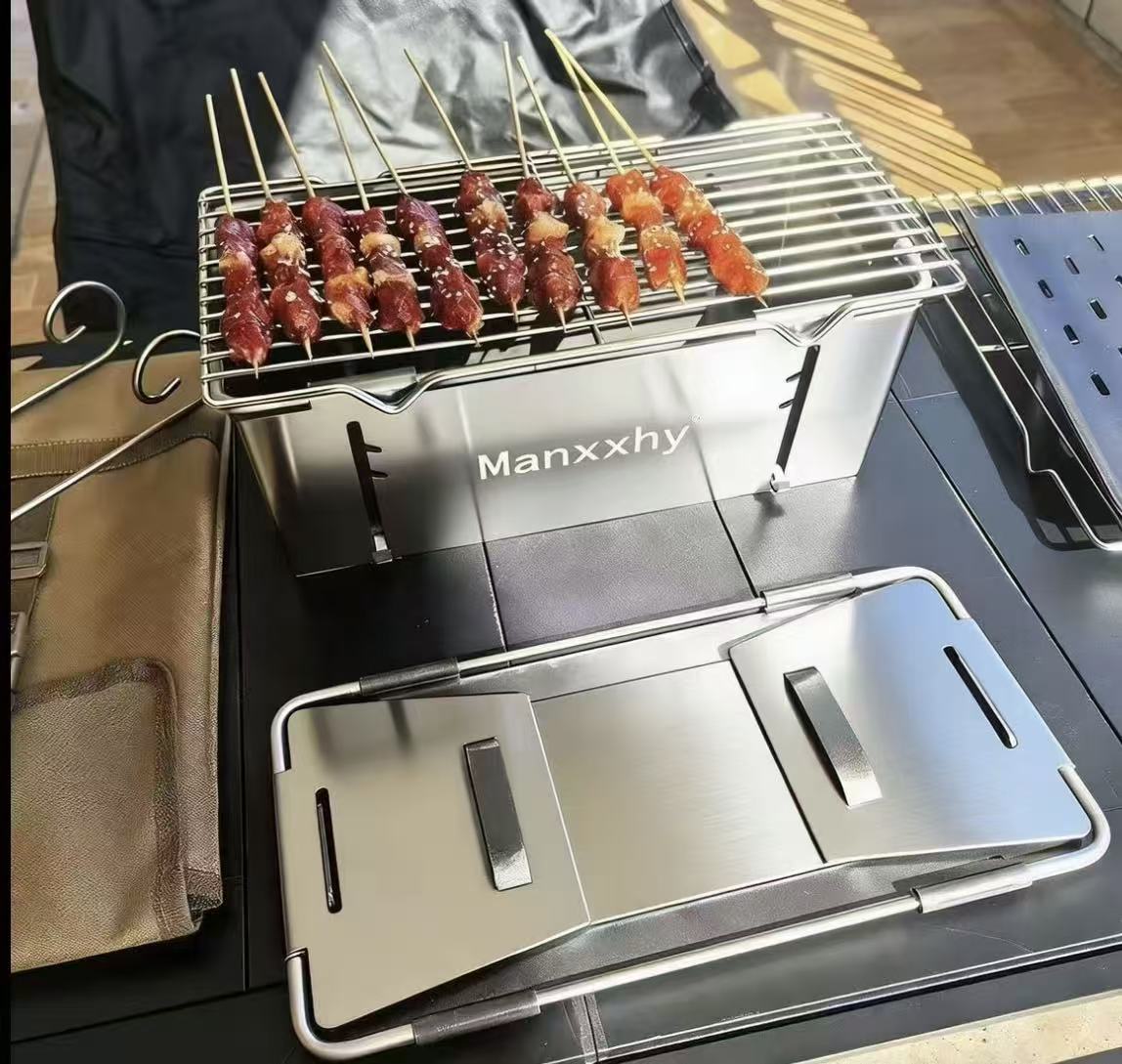 A foldable grill that collapses in one second, a portable thickened charcoal grill.